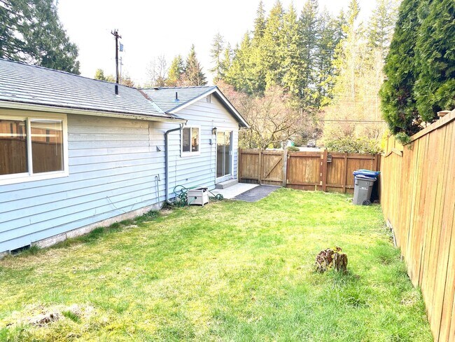 Building Photo - Bothell Duplex w/ Spacious Yard