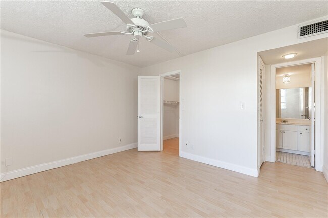 Building Photo - 9523 S Hollybrook Lake Dr