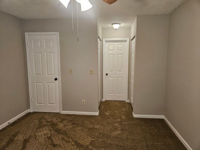 Building Photo - Don't miss out on this 2 bed 2.5 bath cond...