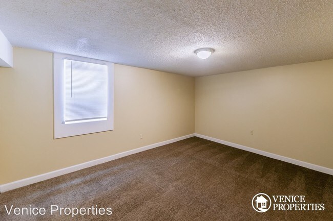 Building Photo - 171 E 12th Ave