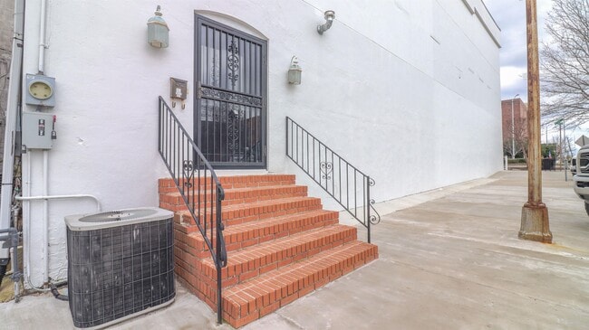 Primary Photo - 32 N Lafayette Ave