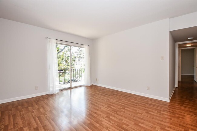 Building Photo - 2824 Briarhurst Dr