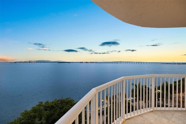 Building Photo - 1420 Brickell Bay Dr