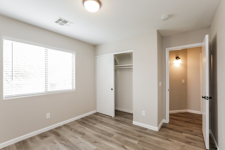 Building Photo - 4072 E Mica Rd