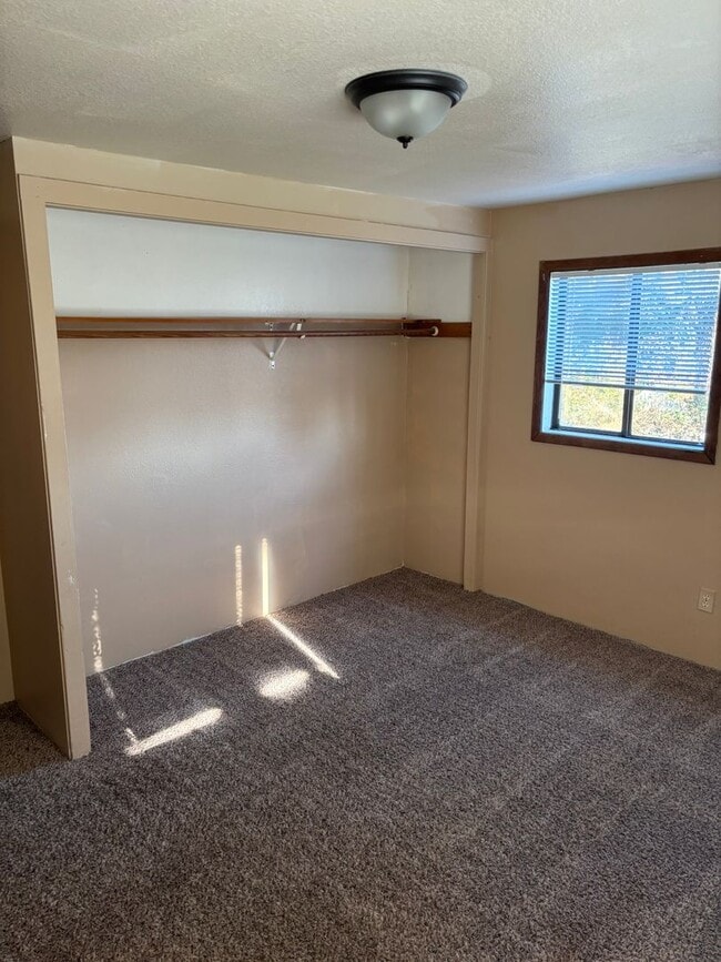 Building Photo - 2 bedroom in 3-plex