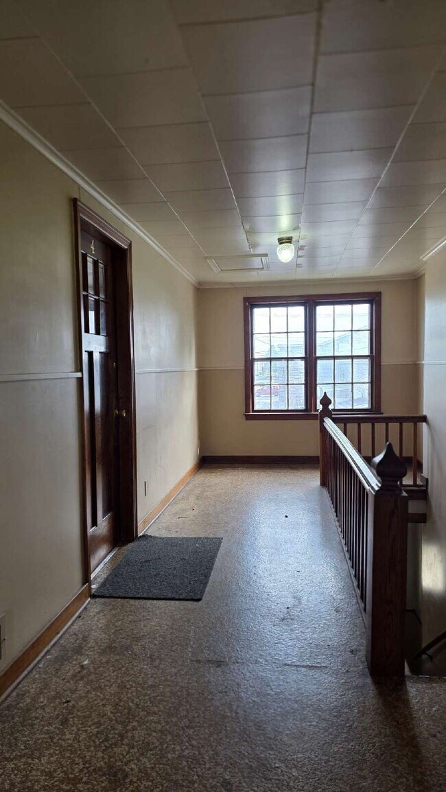 Building Photo - Large 2 Bedroom Upper Apartment in Menasha WI