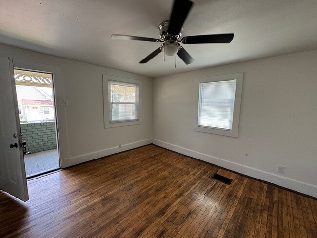 Building Photo - Near Westside 4 Bedroom 2 Bath