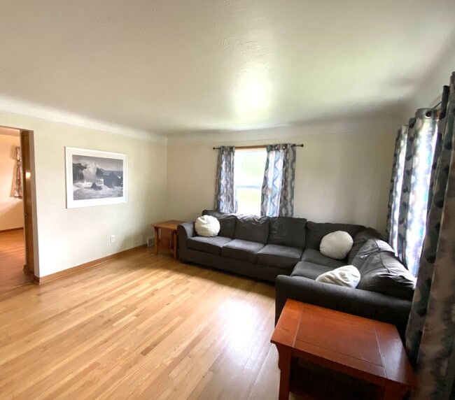 Primary Photo - 121 W Bagley Rd