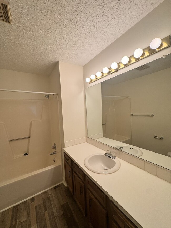 Building Photo - ****** HALF OFF FIRST FULL MONTH OF RENT!! ******