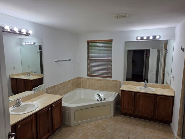 Building Photo - 383 Berenger Walk