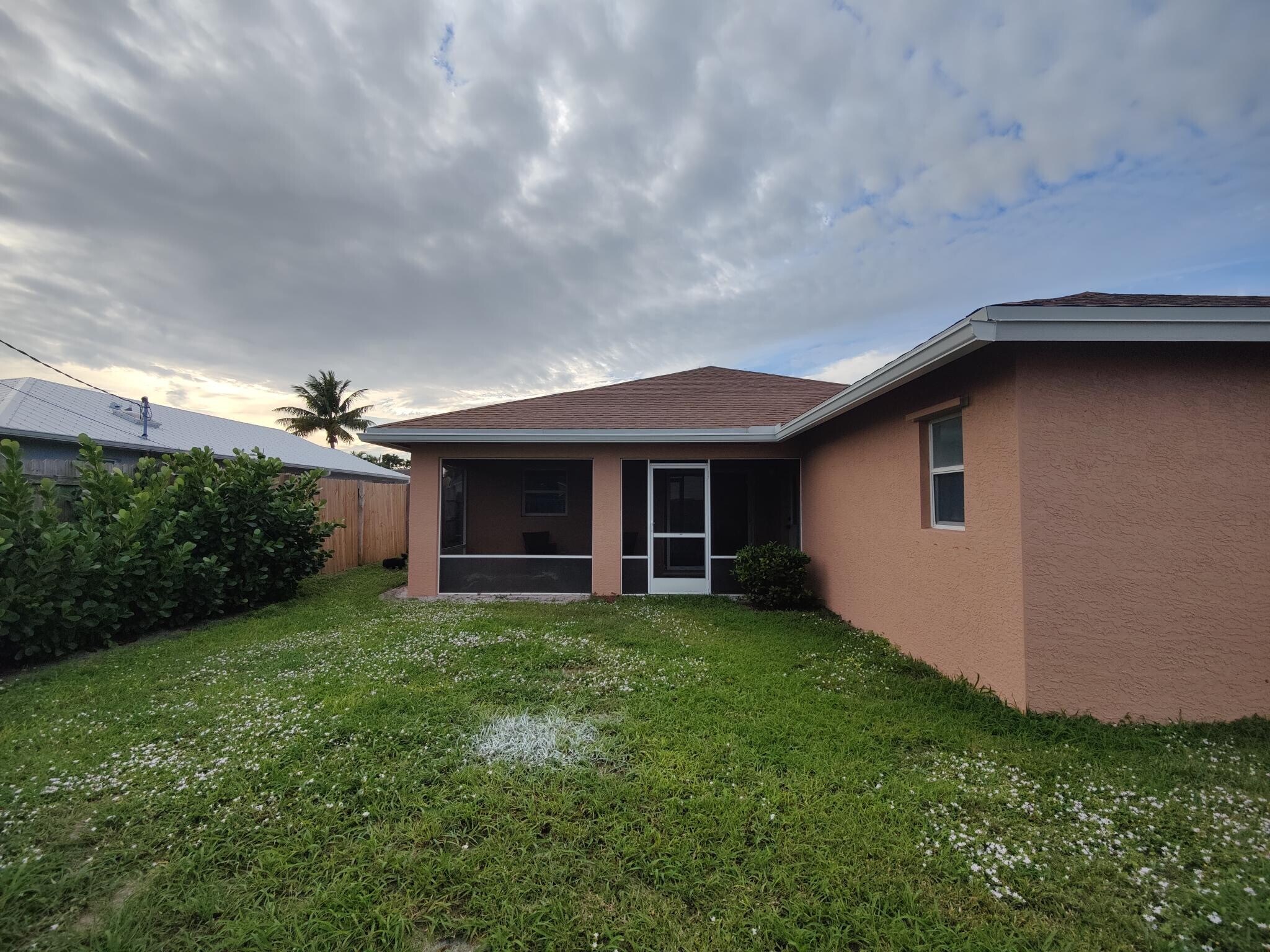 Building Photo - 5795 SE Mitzi Ln