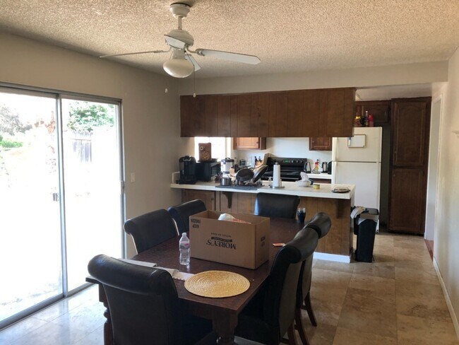 Building Photo - Rarely Available Private 5 Bed 3 Bath House w/ 2 Masters