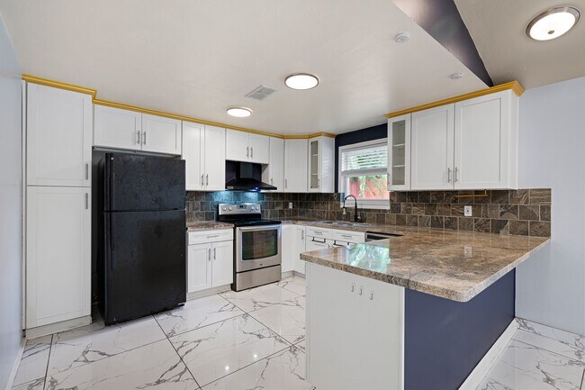 Building Photo - 5718 Greencraig Dr