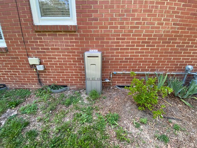 Building Photo - Amazing Brick 3 bedroom 2 bathroom rental ...