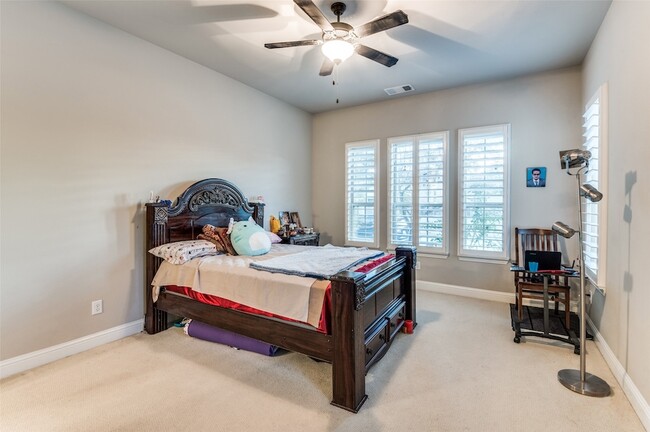 Building Photo - 630 Bridge St