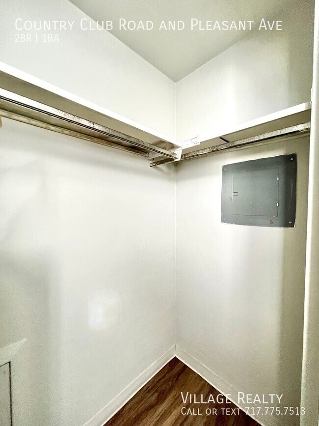 Building Photo - 615 Country Club Rd