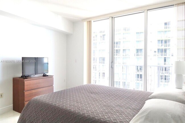 Building Photo - 1750 N Bayshore Dr