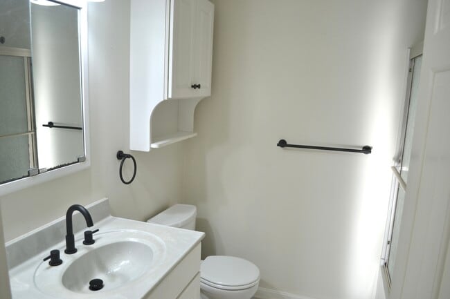 Building Photo - 416 Highwood Dr