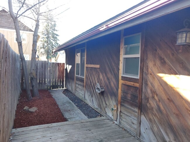 Building Photo - NW Bend 3x2 single-story hidden gem with huge fenced yard!
