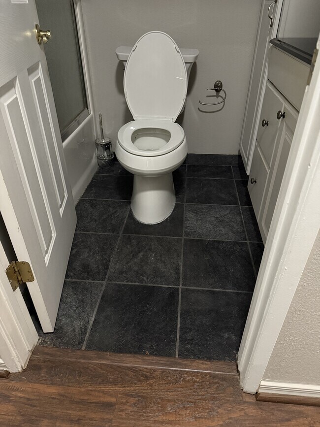 Building Photo - 422 Emery Dr