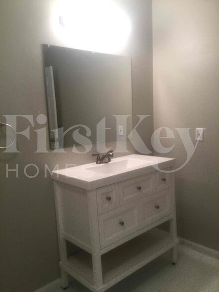 Building Photo - 3637 Ave Montresor