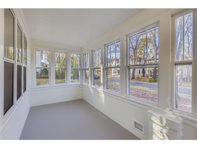 Building Photo - 988 Reaney Ave E