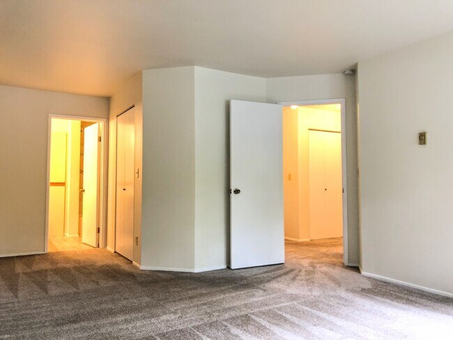 Building Photo - Spacious 2db, 2ba Condo Downtown Bellevue in Tranquil Setting