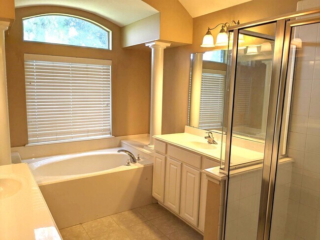 Building Photo - 10430 Lyndon Meadows Dr