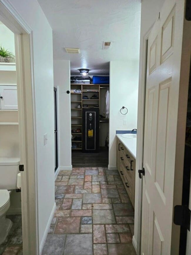 Building Photo - Charming 3 Bed, 2 Bath Home in Quiet Cul-d...