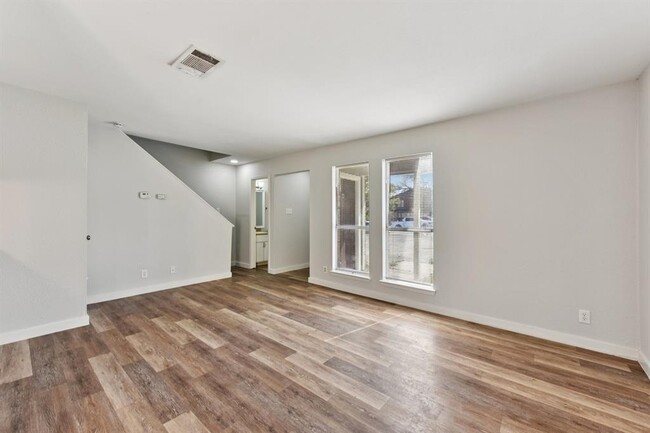 Building Photo - 1210 Southport Dr
