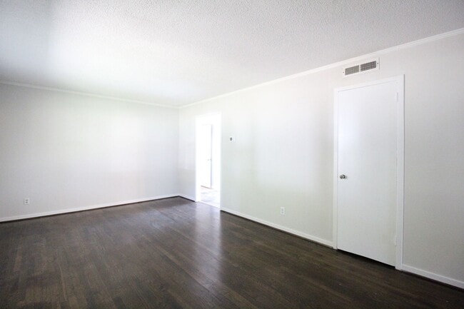 Building Photo - 4 Bedroom 2 Bath Updated Home In Overland Park