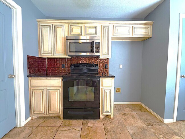 Building Photo - 3323 Mugsy Dr