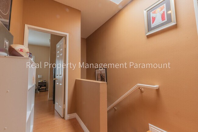 Building Photo - Stunning 2 Bedroom Townhouse in a Peaceful Neighborhood