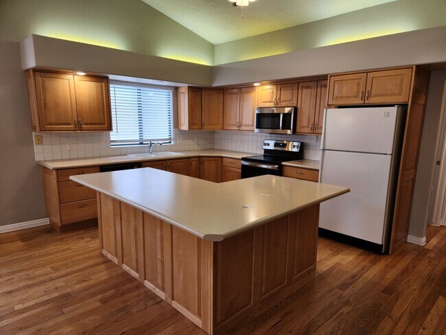 Building Photo - Beautiful home in well kept community