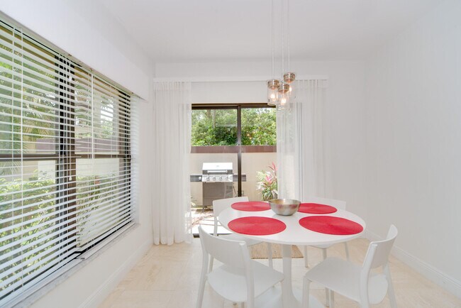 Building Photo - 11397 Pond View Dr