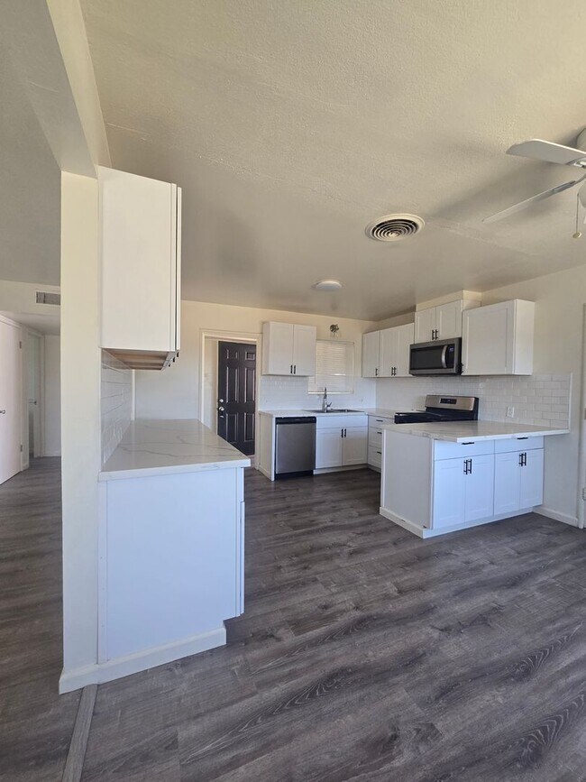 Building Photo - 3 BR 2 BA Available Now