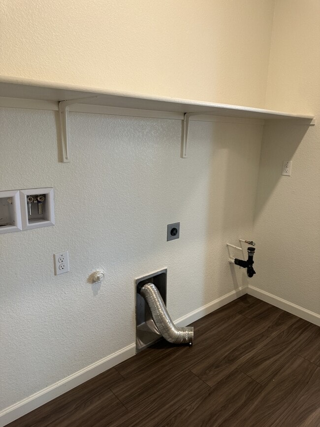 Building Photo - Manteca 5 Bedroom, 3 Bath Executive Style ...