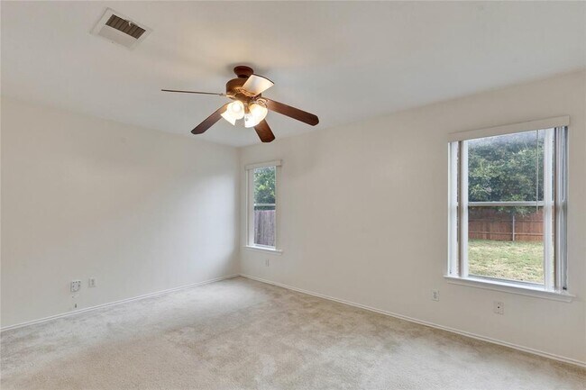 Building Photo - 1008 Balanced Rock Pl