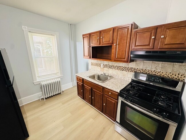 Building Photo - Renovated 3bd/1bth House with Rear yard!! ...