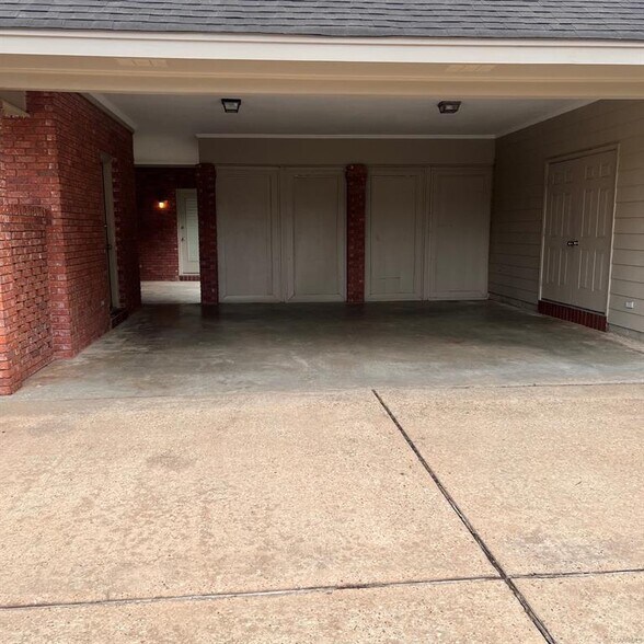 Building Photo - 8706 Twelve Oaks Ln