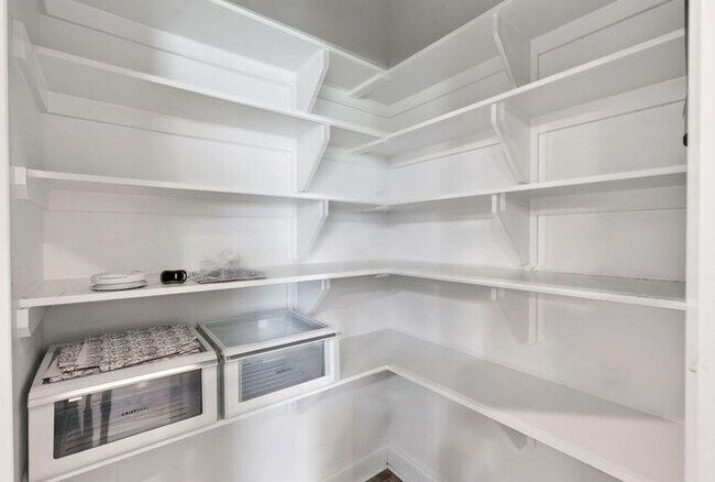 Building Photo - 15034 Belhaven St