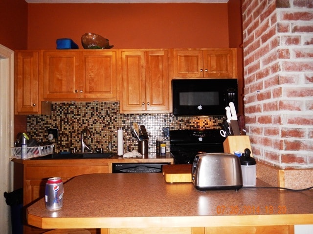 Kitchen - 940 Greenfield Ave