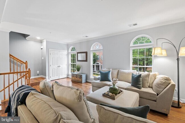 Building Photo - POTOMAC CLUB - SECONDS TO STONEBRIDGE