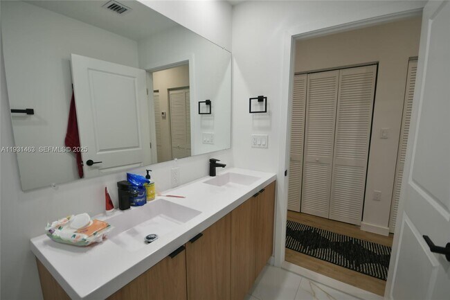 Building Photo - 1339 NW 2nd Ln