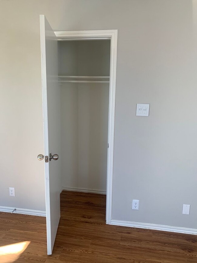 Building Photo - 3 bedroom 2 bath