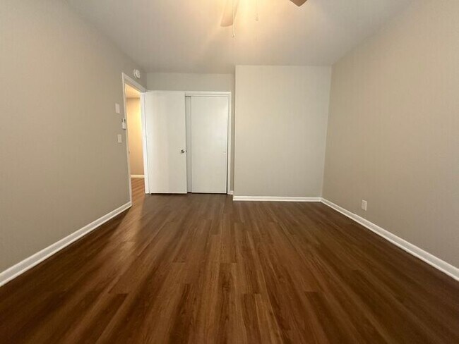 Building Photo - 2 Bedroom Unit was recently renovated. Liv...