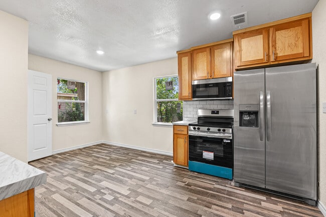 Building Photo - 906 Attas Ave