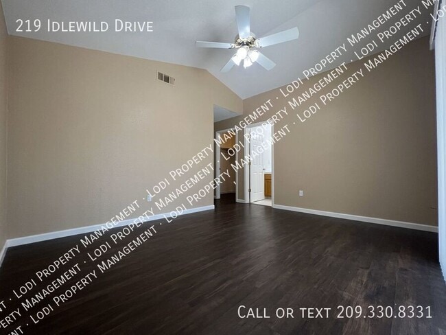 Building Photo - 219 Idlewild Dr