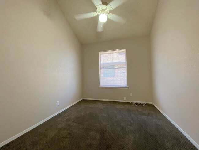 Building Photo - Northeast El Paso 4 bed with Refrig A/C