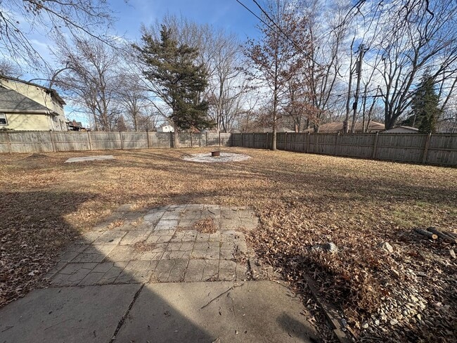 Building Photo - Huge Corner Lot in Grandview!! - 3 Bed / 2 Bath Split-Entry w/ Fenced Yard